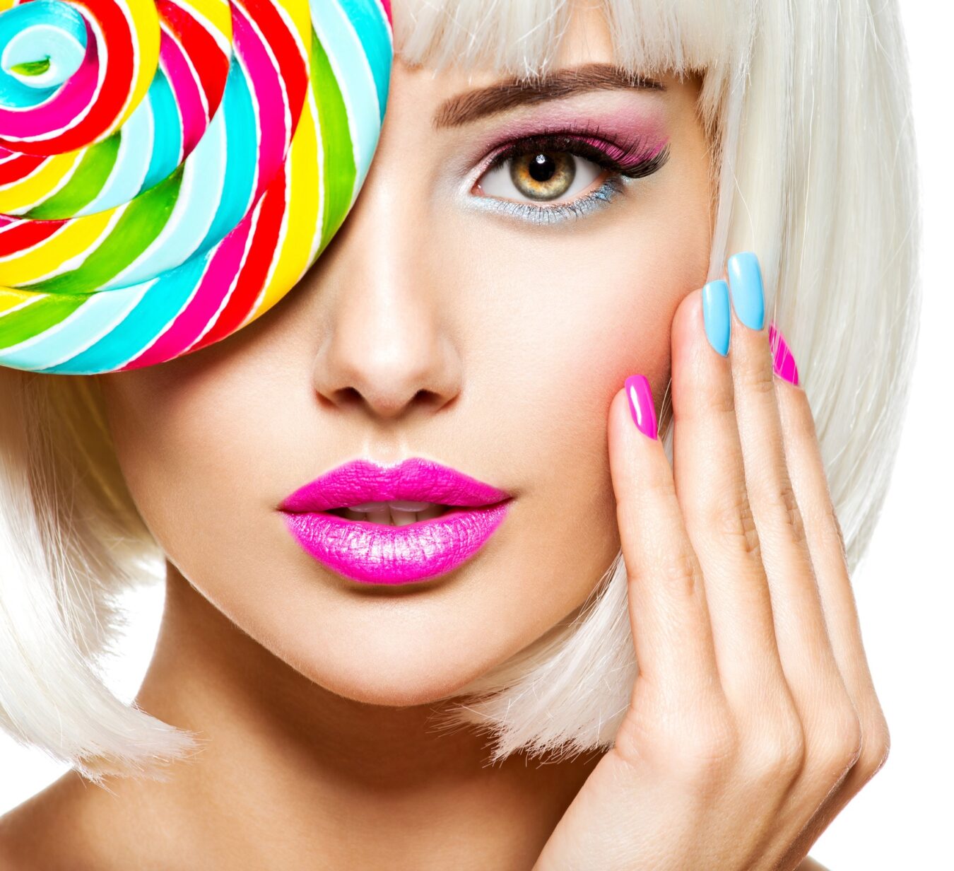 viso di ragazza con unghie corte colorate manicure e pedicure