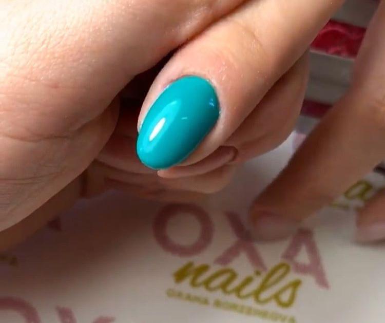 Mani di donna con unghie corte colorate Nail art lecco