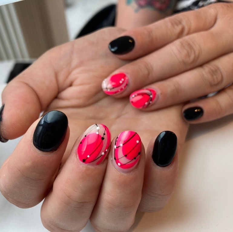 Unghie decorate in nero e rosa Nail art lecco
